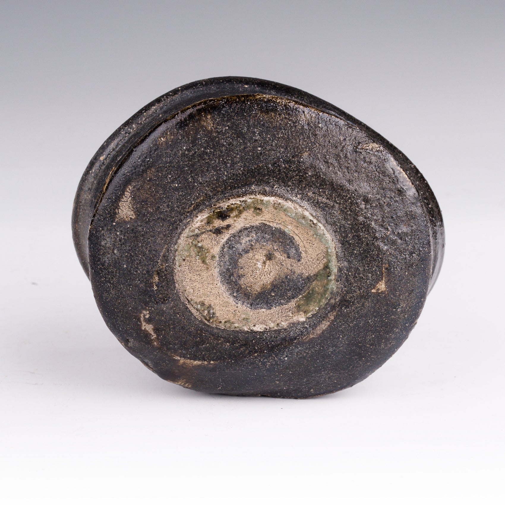 Base et pied d’un chawan noir Oribe de Kai Tsujimura en céramique japonaise