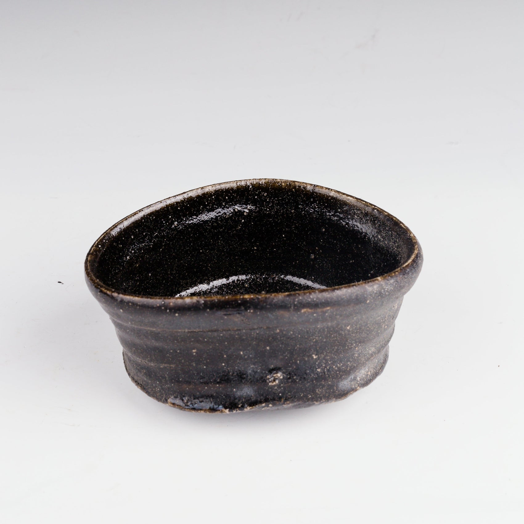 Intérieur d’un chawan noir Oribe de Kai Tsujimura en céramique japonaise