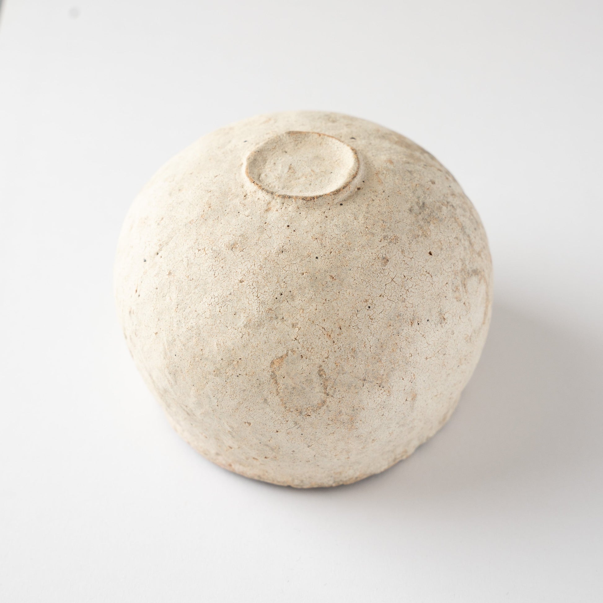 Bottom view of Wataru Myosyu’s Bao small CHAWAN tea bowl, revealing the small circular foot ring and rounded base.