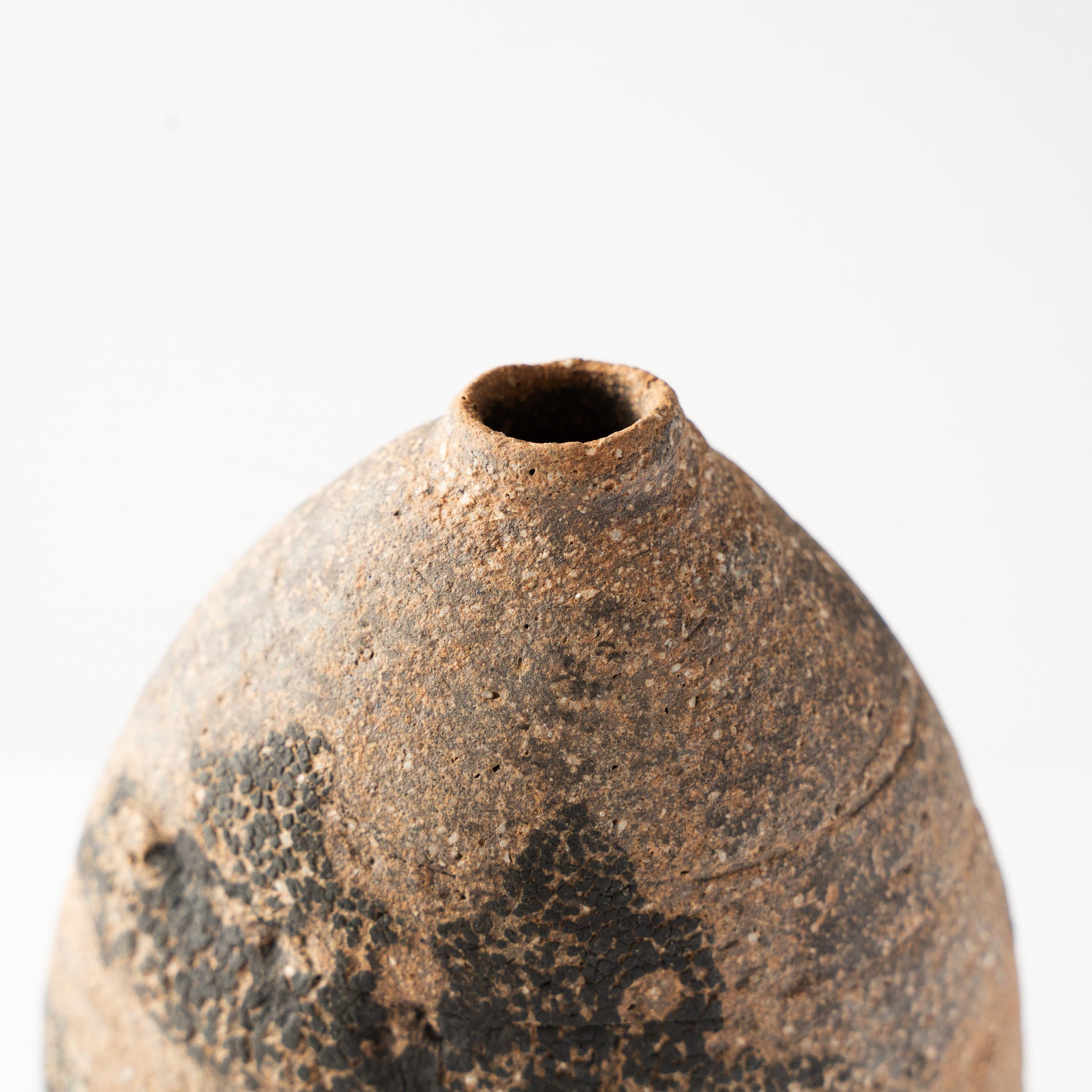 Close-up of the narrow rim and shoulder of Wataru Myosyu’s Genkoku HANAIRE flower vase, showing the sandy clay texture.