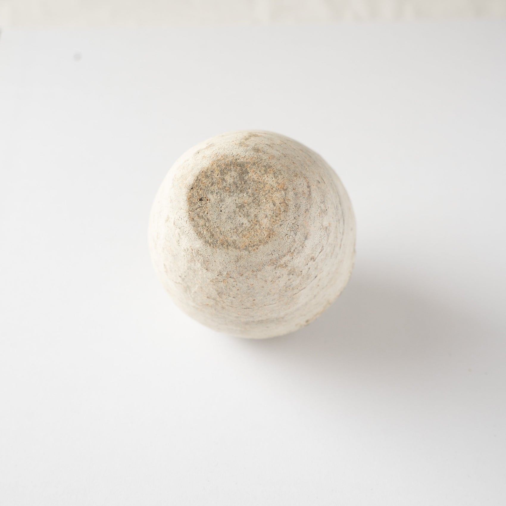 Bottom view of the unglazed flat foot base of Wataru Myosyu’s Hakkoku Ko ceramic flower vase.