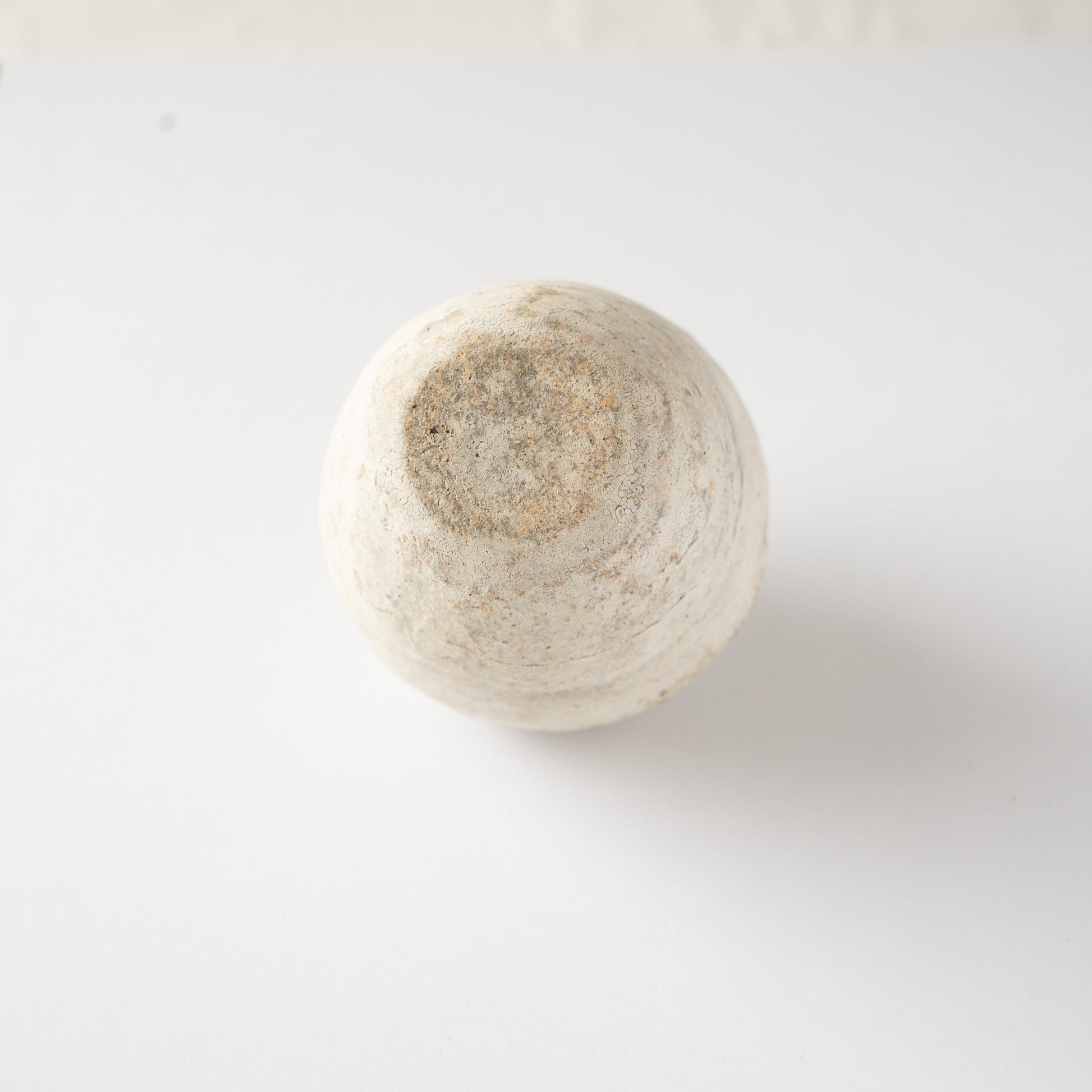 Bottom view of the unglazed flat foot base of Wataru Myosyu’s Hakkoku Ko ceramic flower vase.