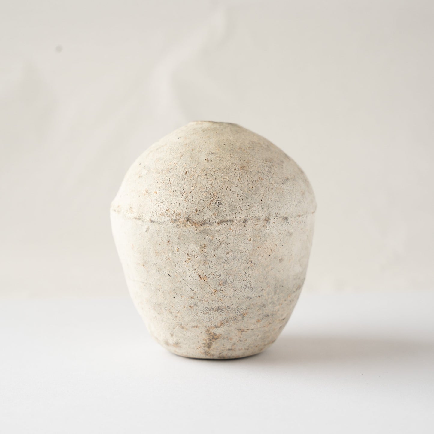Turned side view of the Hakkoku Ko ceramic vase by Wataru Myosyu, highlighting the horizontal waist seam and fine surface micro-crackles.