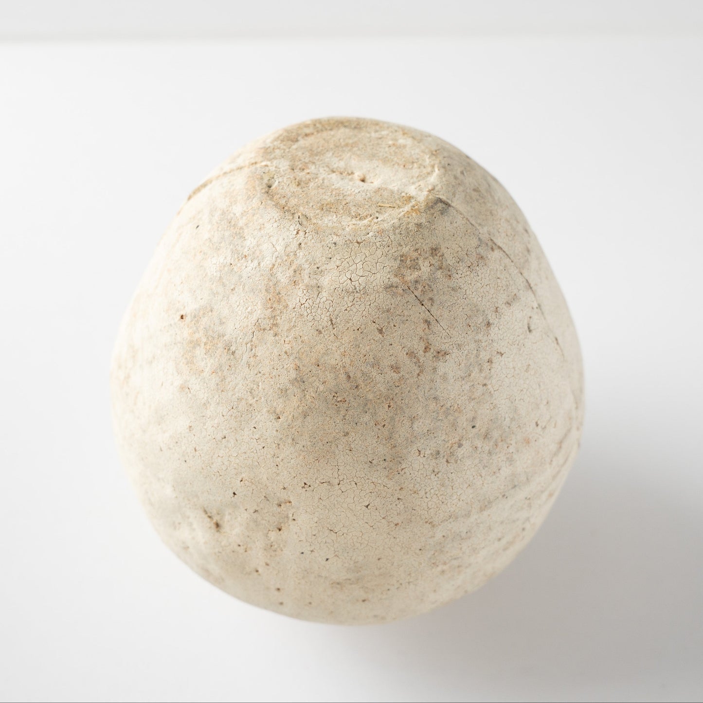 Bottom perspective displaying the unglazed flat foot of the Hakkoku Tada ceramic HANAIRE vase by Wataru Myosyu.