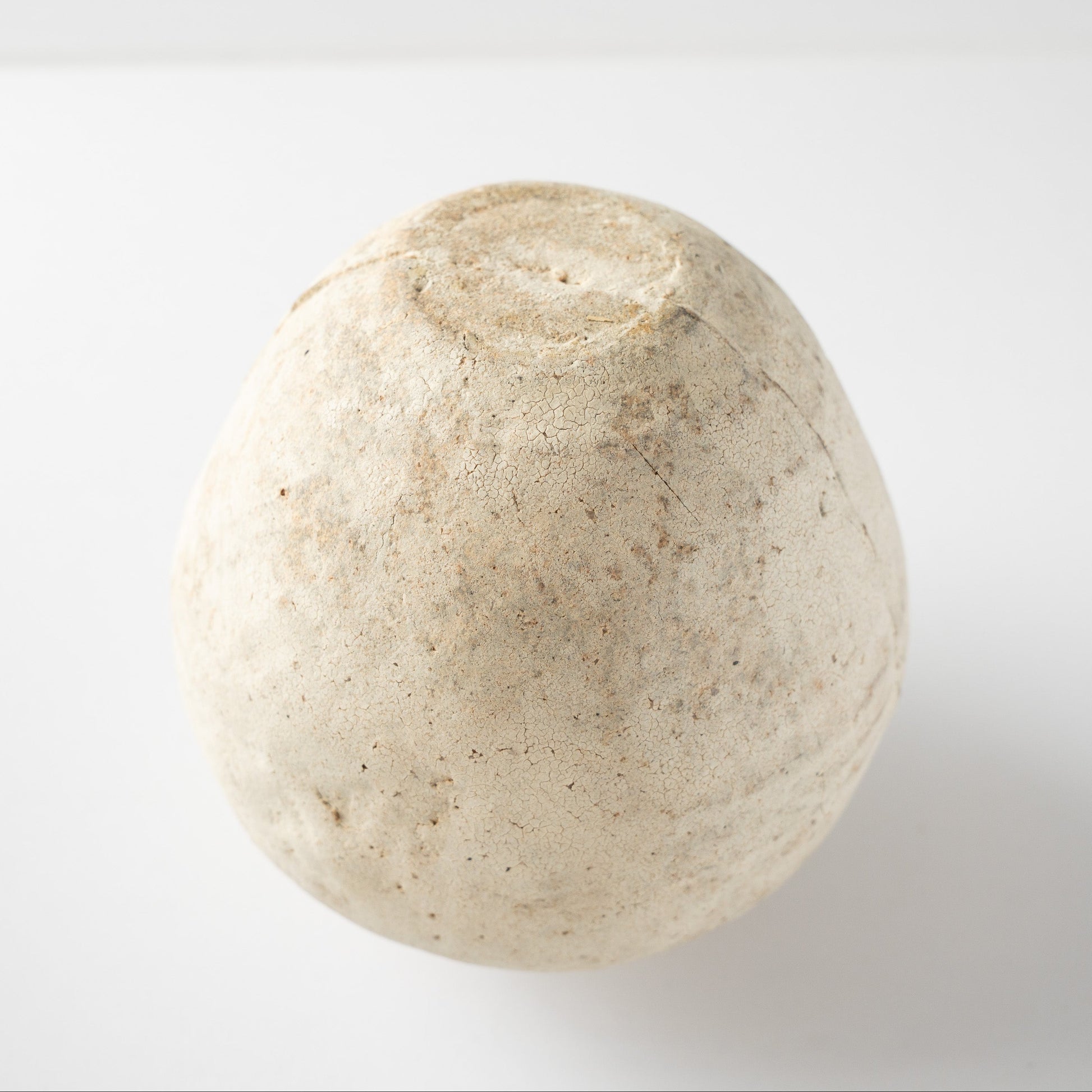 Bottom perspective displaying the unglazed flat foot of the Hakkoku Tada ceramic HANAIRE vase by Wataru Myosyu.