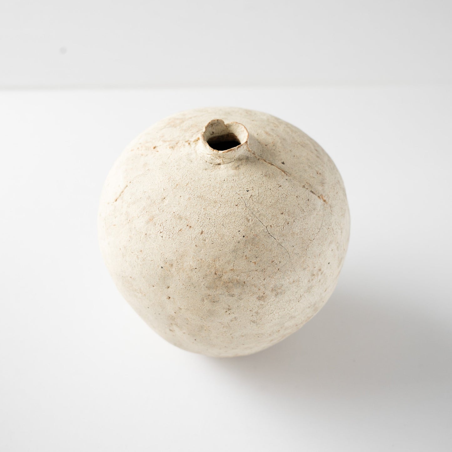 Top-down view focusing on the small tight rim and vertical raised seam on Wataru Myosyu's Hakkoku Tada white ceramic vase.
