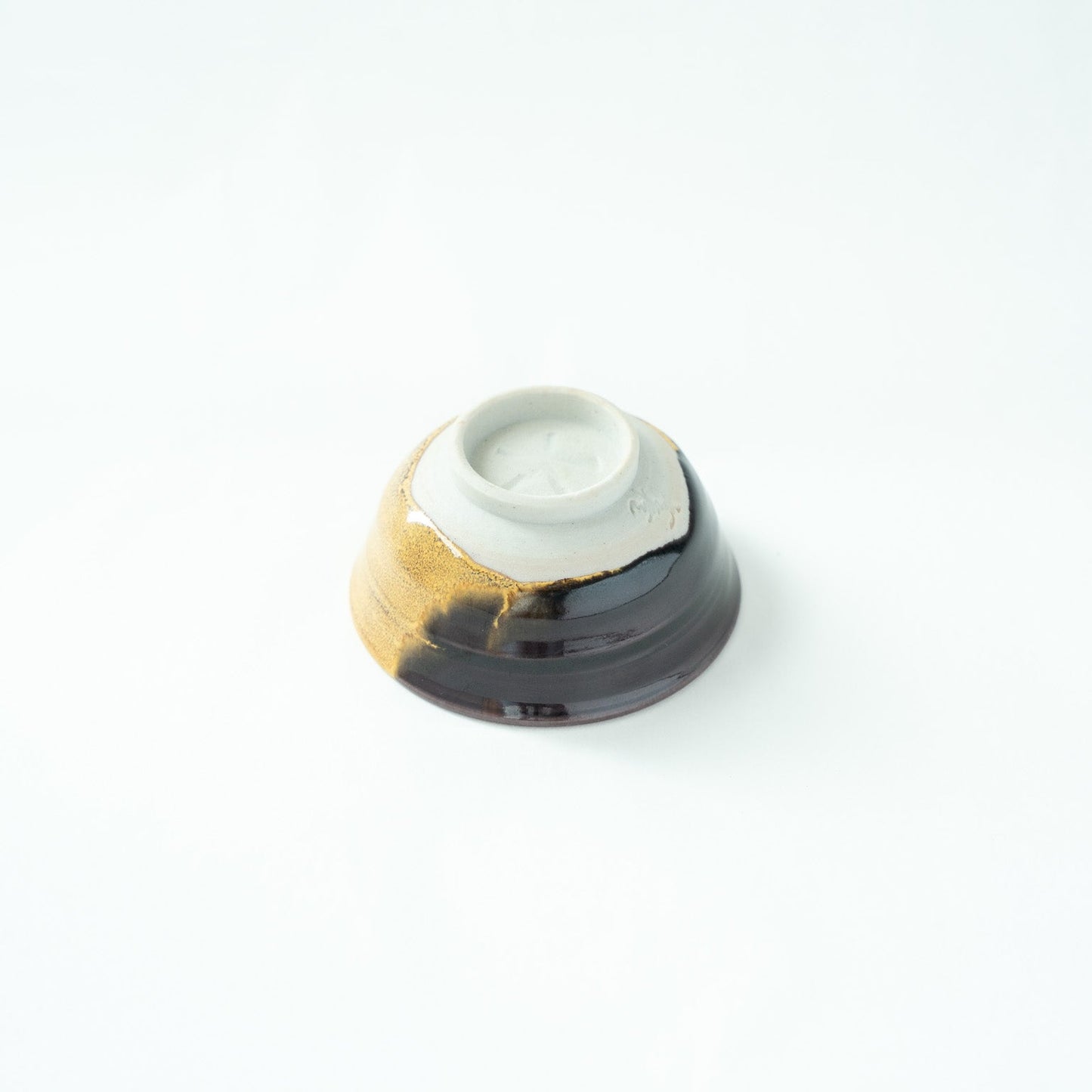 Detailed view of the inverted base, highlighting the clean white clay body of Kutani and the glaze contrast.