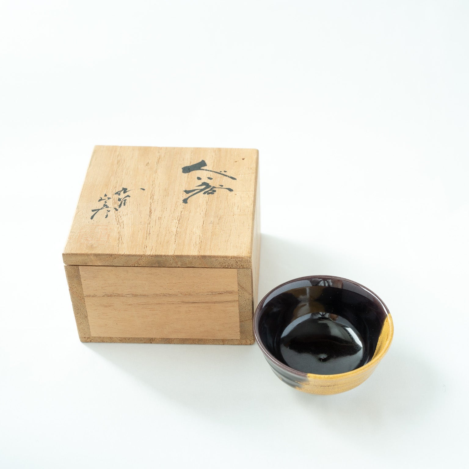 The Kutani GUINOMI presented alongside its original wooden box (tomobako) signed and inscribed by Tokuda Yasokichi III.