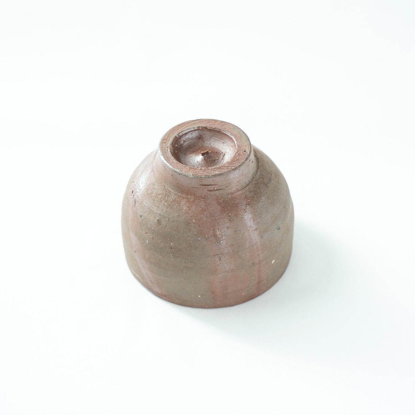 Close-up of the inverted foot, highlighting the raw texture of the genuine Bizen clay body.
