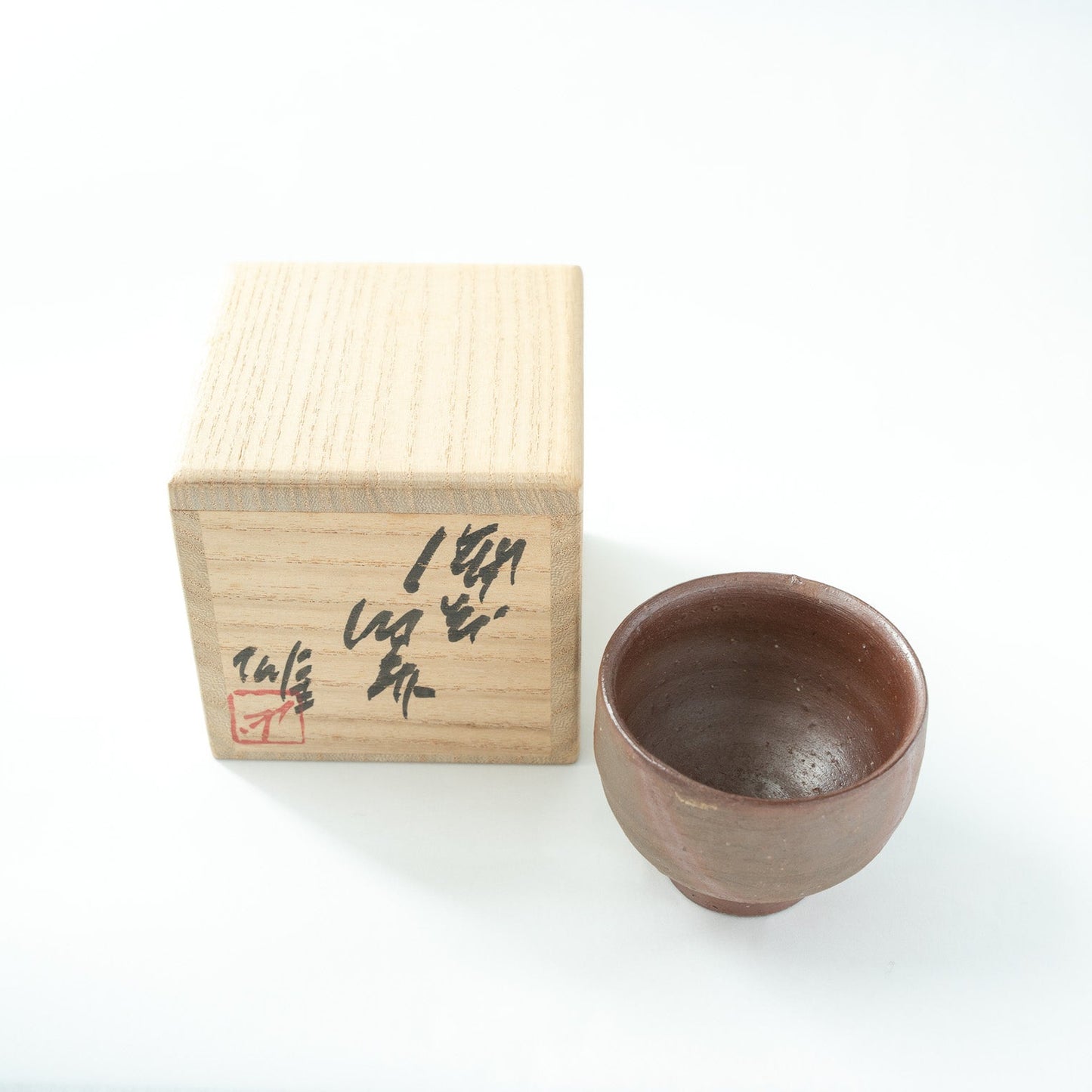 The Bizen GUINOMI presented next to its original signed wooden box with the artist's calligraphy signature and red seal.
