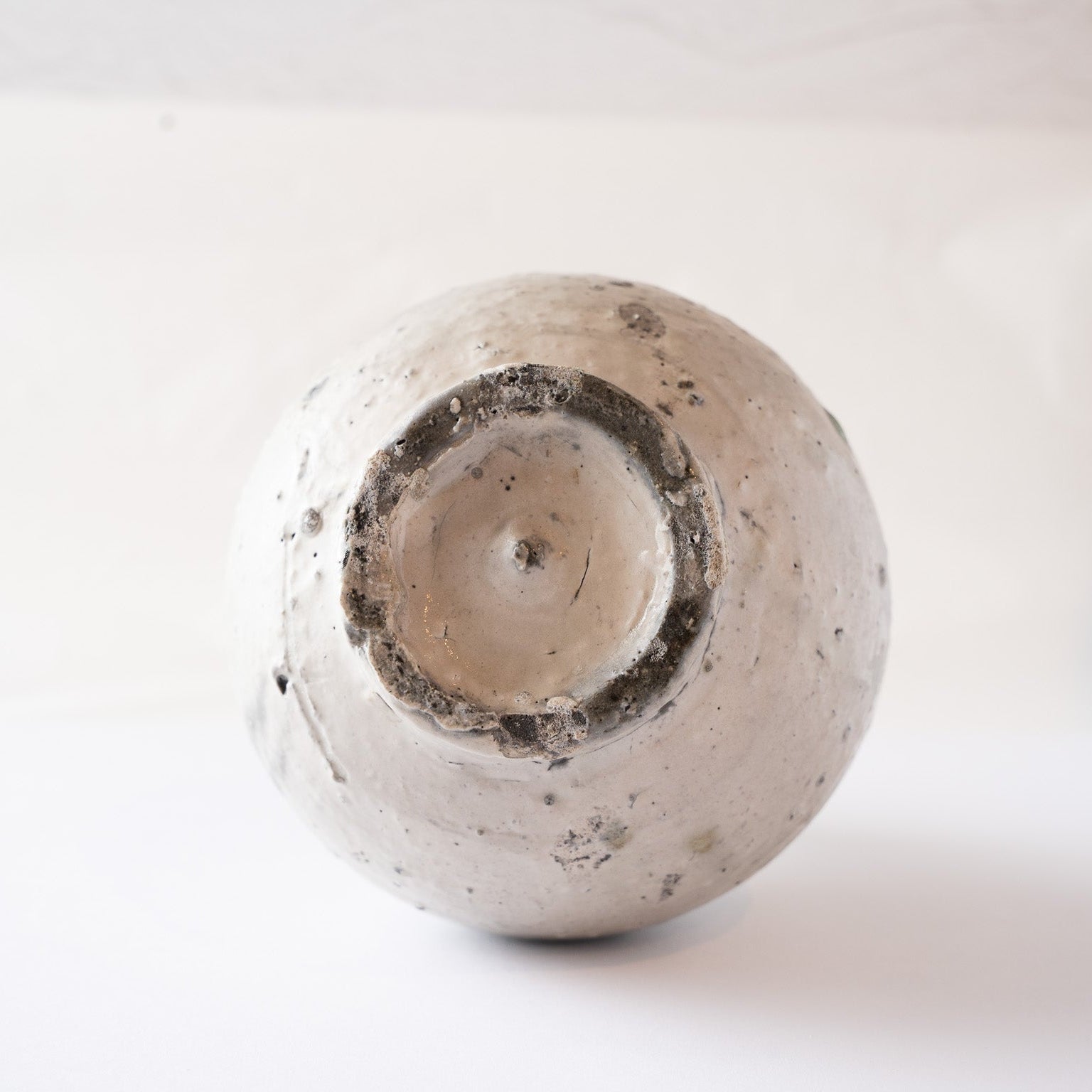 Bottom view of Yui Tsujimura’s TOKKURI flask, revealing the unglazed foot ring and raw clay texture.