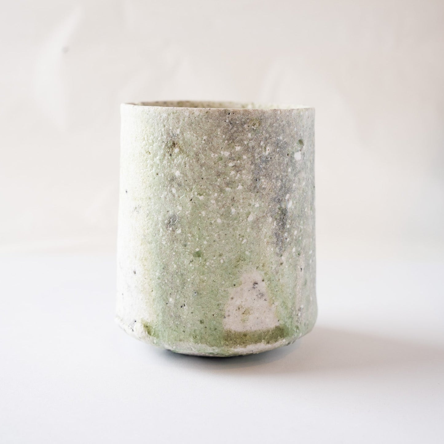 Direct side profile showcasing the extensive pale green vidro coverage and the glass-like translucent ring framing the base.